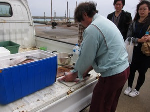 新鮮な魚をさばいてもらう